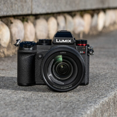 Panasonic Lumix DC-S5D systeemcamera Zwart + 28-200mm f/4-7.1 lifestyle