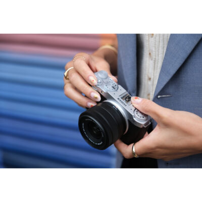 Fujifilm X-M5 systeemcamera Zwart + XC 15-45mm lifestyle