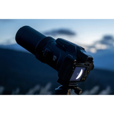 Nikon Coolpix P1100 compact camera Zwart lifestyle