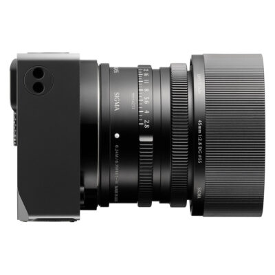 Sigma BF systeemcamera Body Zwart zijkant rechts met lens