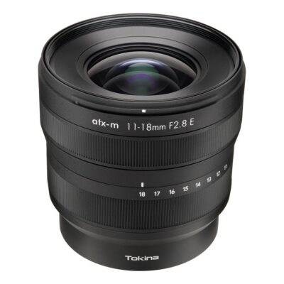 Zijaanzicht van de Tokina ATX-M 11-18mm f/2.8 Sony E-mount objectief met duidelijk zicht op de brandpuntsaanduiding
