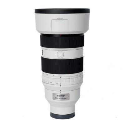 Sony FE 50-150mm f/2.0 GM objectief rechtop staand met zonnekap
