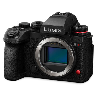 Panasonic S1M2E voorkant schuin