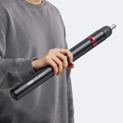 Persoon toont de compacte, opgevouwen vorm van de Ulanzi AT-05 light stand, ideaal voor onderweg