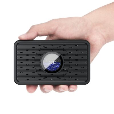 JJC RD-1 Reusable Dehumidifier in een hand gehouden voor schaalweergave.