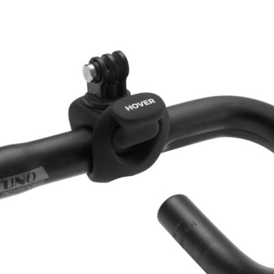 HoverAir HandleBar Mount for Beacon: De HoverAir Handlebar Mount is bevestigd aan een zwart fietsstuur en wordt vanuit een lichte hoek getoond.