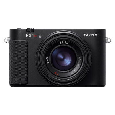 Sony DSC RX1R III toont een compacte camera met een ZEISS 35mm f/2 lens en een strak, minimalistich ontwerp.