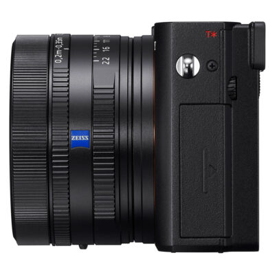 Sony DSC RX1R III van de zijkant met een ZEISS 35mm f/2 objectief, kenmerkend door zijn compacte ontwerp.