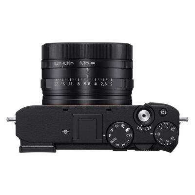 Sony DSC RX1R III van bovenaf gezien met zicht op het objectief en bedieningselementen zoals de aan/uit-schakelaar en knoppen.