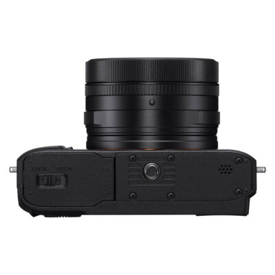Sony DSC RX1R III vanuit bovenaanzicht, met focus op het vaste objectief en knoppen aan de zijkant.