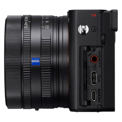 Sony DSC RX1R III toont de lens met ZEISS-logo en de aansluitingen voor USB-C en HDMI aan de zijkant.