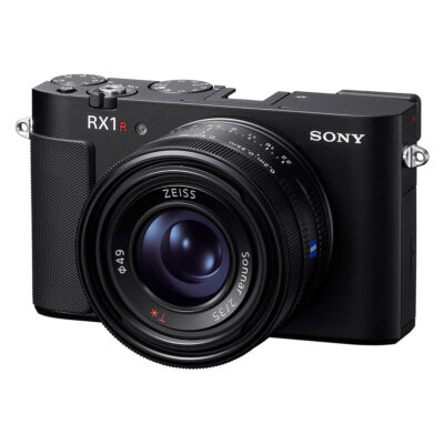 Sony DSC RX1R III in compact formaat met een ZEISS Sonnar T* 35mm f/2 objectief en een gladde zwarte afwerking.