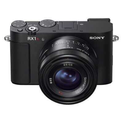 Sony DSC RX1R III is een compacte camera met een zwart ontwerp en een ZEISS 35mm f/2 objectief, ideaal voor professionele fotografie.