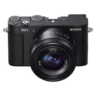 Sony DSC RX1R III heeft een compact ontwerp met een groot ZEISS 35mm f/2 objectief en een stijlvolle, minimalistische uitstraling.