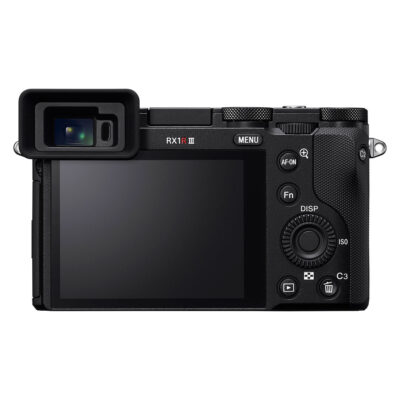 Sony DSC RX1R III toont de achterkant met een 3.0" LCD-scherm, OLED-zoeker en meerdere knoppen voor bediening.