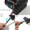 SmallRig 5208 Universal Leather Camera Shoulder Strap Black installatiestappen met bruine binnenzijde zichtbaar, verbonden aan een Fujifilm-camera
