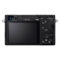 Sony DSC RX1R III achterkant met een groot LCD-scherm, knoppen voor instellingen en een elektronische zoeker aan de bovenkant.